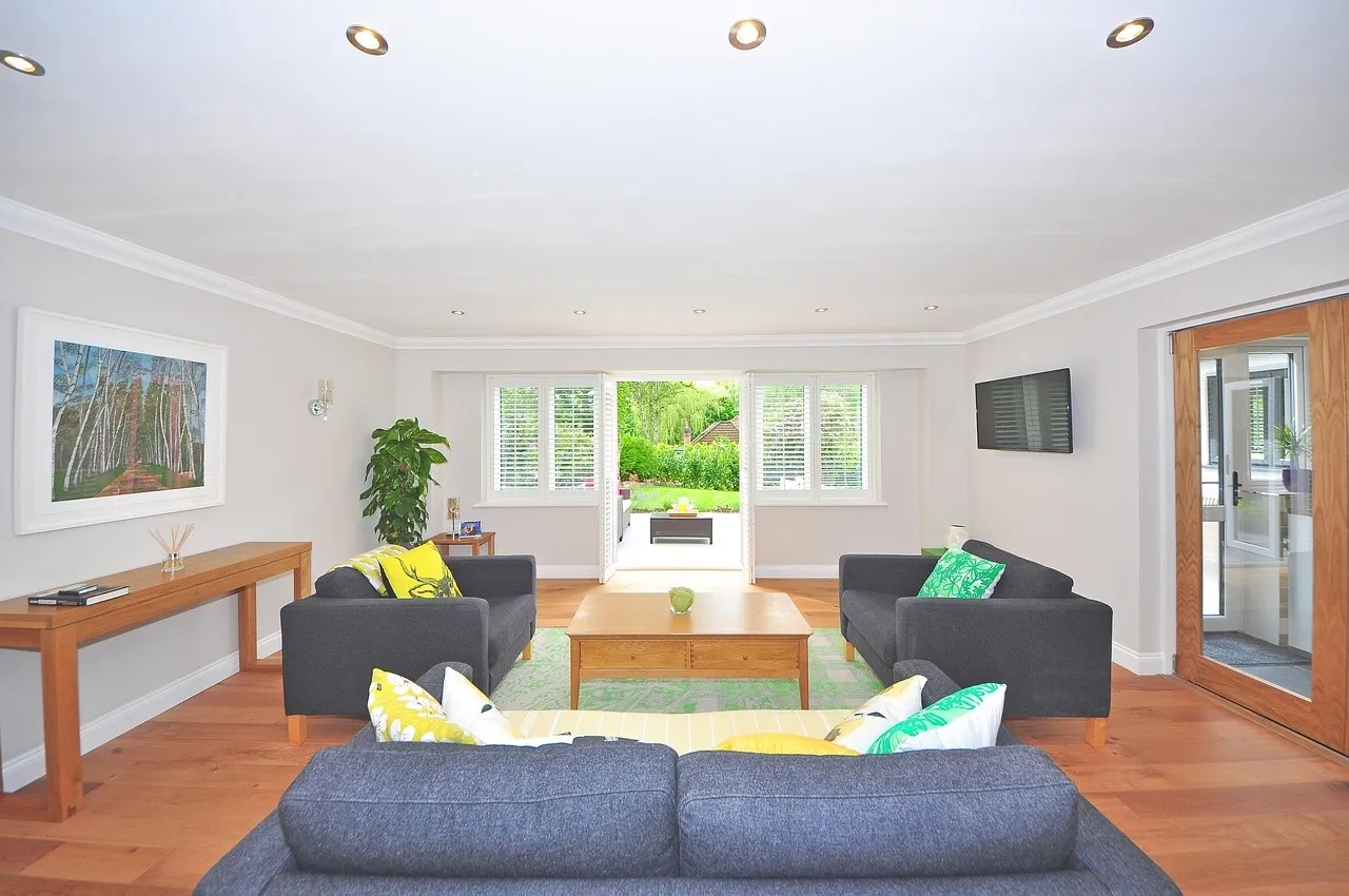 Salón con mesa y consola de madera